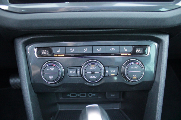 Volkswagen Tiguan 1.5 TSI 150PK AUTOMAAT HIGHLINE BUSINESS R | PANORAMA SCHUIF/KANTEL DAK | LEDEREN BEKLEDING | BESTUUDERSSTOEL ELEKTRISCH VERSTELBAAR MET GEHEUGENFUNCTIE | ELEKTRISCH WEGKLAPBARE TREKHAAK | IQ LIGHT KOPLAMPEN | VIRTUAL DISPLAY | DRAADLOZE APPLE CARPLAY/ANDROID AUTO | NAVIGATIE | 19" LICHTMETALEN VELGEN | ELEKTRISCH BEDIENBARE ACHTERKLEP | GETINTE ACHTERRUITEN | CAMERA VOOR + ACHTER | PARKEERSENSOREN VOOR + ACHTER | STOEL VERWARMING |