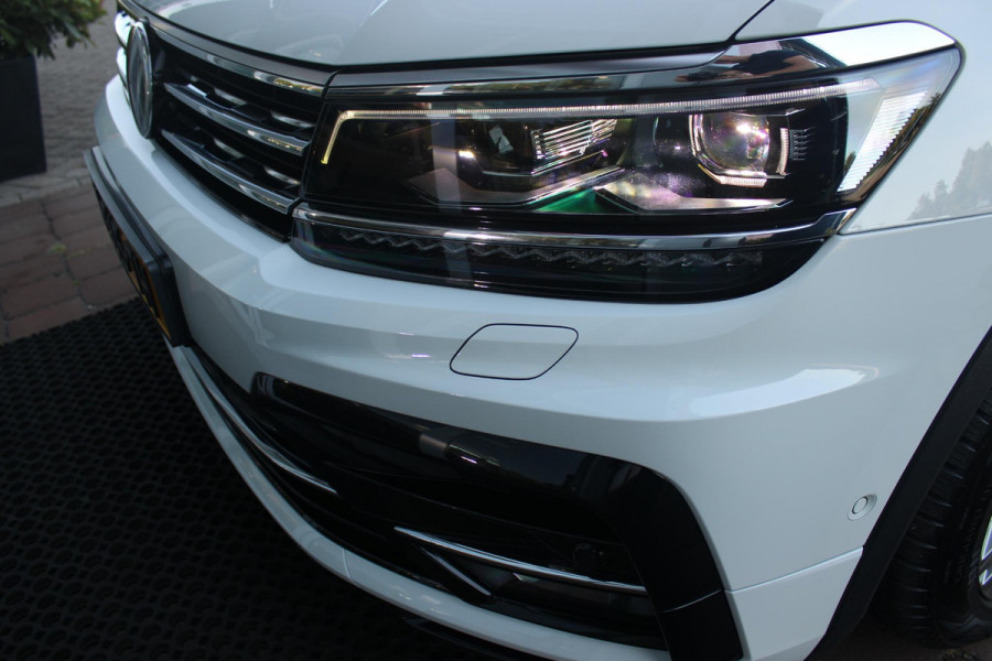 Volkswagen Tiguan 1.5 TSI 150PK AUTOMAAT HIGHLINE BUSINESS R | PANORAMA SCHUIF/KANTEL DAK | LEDEREN BEKLEDING | BESTUUDERSSTOEL ELEKTRISCH VERSTELBAAR MET GEHEUGENFUNCTIE | ELEKTRISCH WEGKLAPBARE TREKHAAK | IQ LIGHT KOPLAMPEN | VIRTUAL DISPLAY | DRAADLOZE APPLE CARPLAY/ANDROID AUTO | NAVIGATIE | 19" LICHTMETALEN VELGEN | ELEKTRISCH BEDIENBARE ACHTERKLEP | GETINTE ACHTERRUITEN | CAMERA VOOR + ACHTER | PARKEERSENSOREN VOOR + ACHTER | STOEL VERWARMING |