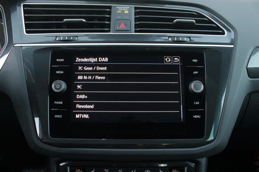 Volkswagen Tiguan 1.5 TSI 150PK AUTOMAAT HIGHLINE BUSINESS R | PANORAMA SCHUIF/KANTEL DAK | LEDEREN BEKLEDING | BESTUUDERSSTOEL ELEKTRISCH VERSTELBAAR MET GEHEUGENFUNCTIE | ELEKTRISCH WEGKLAPBARE TREKHAAK | IQ LIGHT KOPLAMPEN | VIRTUAL DISPLAY | DRAADLOZE APPLE CARPLAY/ANDROID AUTO | NAVIGATIE | 19" LICHTMETALEN VELGEN | ELEKTRISCH BEDIENBARE ACHTERKLEP | GETINTE ACHTERRUITEN | CAMERA VOOR + ACHTER | PARKEERSENSOREN VOOR + ACHTER | STOEL VERWARMING |