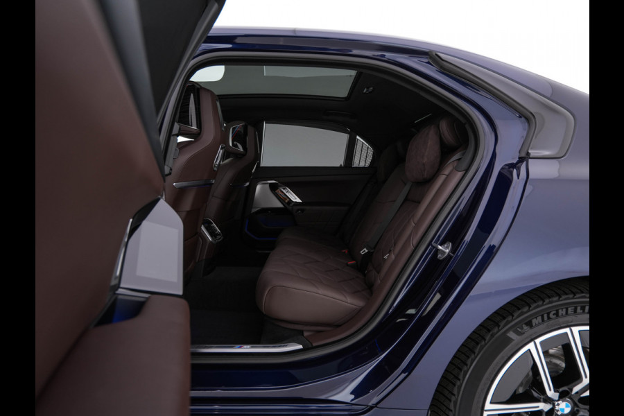 BMW i7 xDrive60 106 kWh M-Sport-Styling [3-Fase-11kW] {SoH-98%} (INCL-BTW) *PANO | LEATHER | FULL-LED | BLIND-SPOT | BOWERS&WILKINS | MEMORY-PACK | TOP-VIEW | VENTILATED/HEATED-COMFORTSEATS | SOFT-CLOSE | WIDE-DIGICOCKPIT | HEAD-UP | KEYLESS | ...