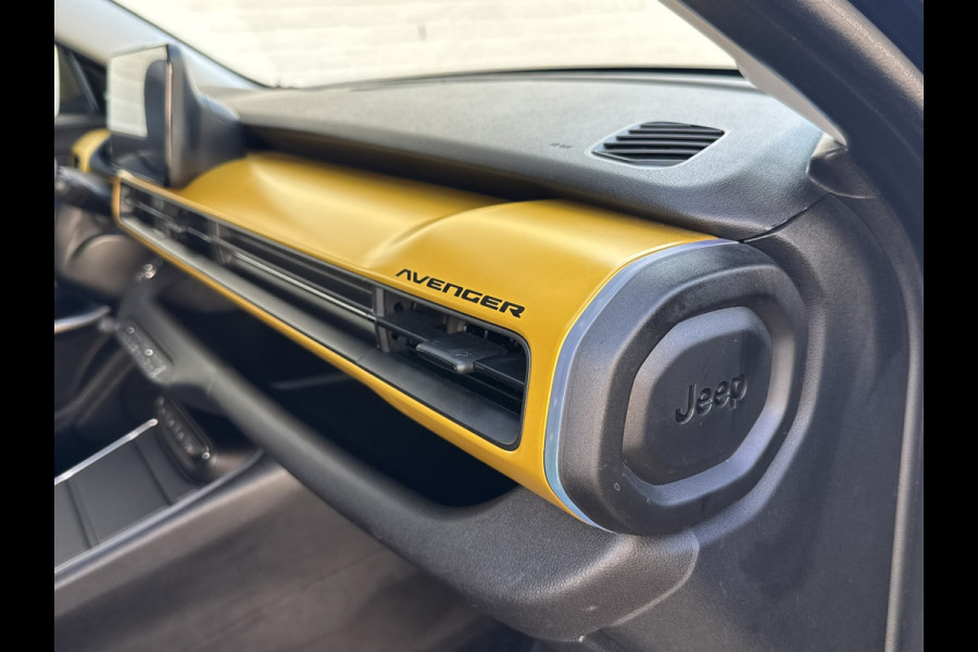 Jeep Avenger Summit 54 kWh SOH 94% Elek a-klep Verwarmde voorruit Camera Navigatie Carplay Adapive cruise