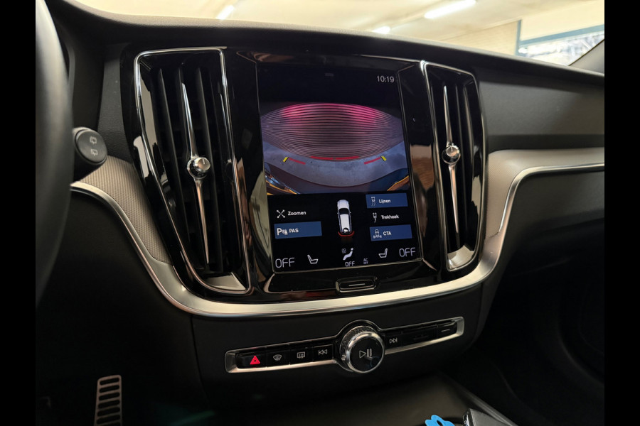 Volvo V60 2.0 B3 R-Design | Panoramadak | Harman Kardon | 360 Camera | Apple carplay & Android Auto
