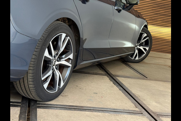 Volvo V60 2.0 B3 R-Design | Panoramadak | Harman Kardon | 360 Camera | Apple carplay & Android Auto