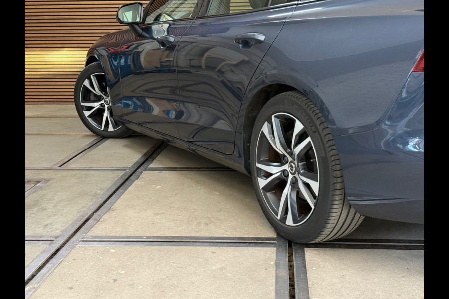 Volvo V60 2.0 B3 R-Design | Panoramadak | Harman Kardon | 360 Camera | Apple carplay & Android Auto