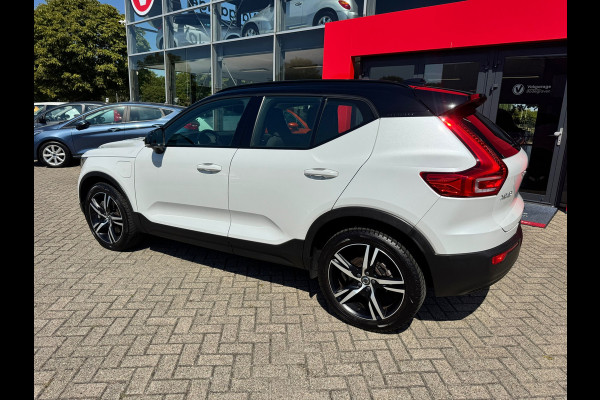Volvo XC40 1.5 T4 Recharge R-Design Expression|Zwart dak|NL-auto|Elektr. stoelen met Memory|SOH 90%