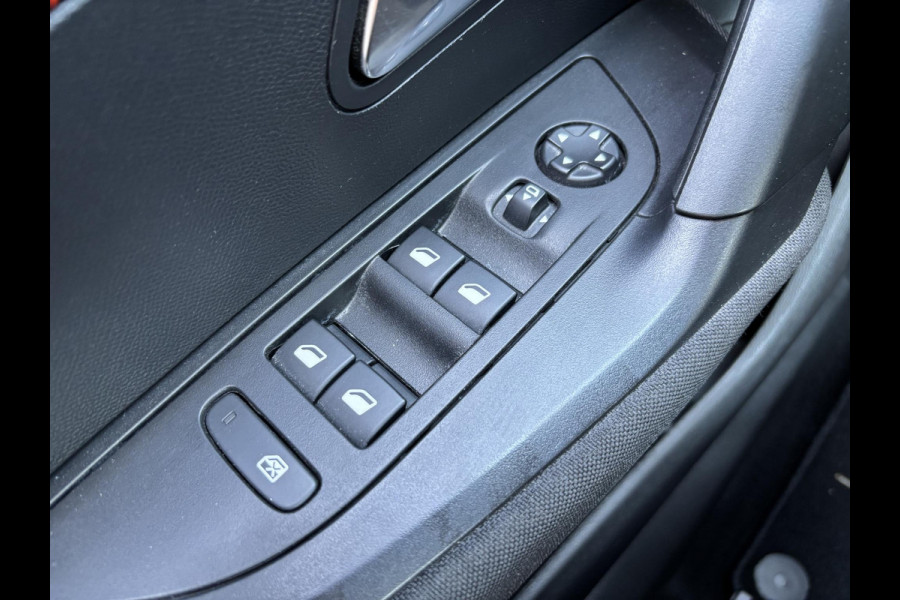 Peugeot 2008 1.2 PureTech Allure 130 PK | CarPlay | Zwart Optiek | Climate Control | Cruise | 18" LMV