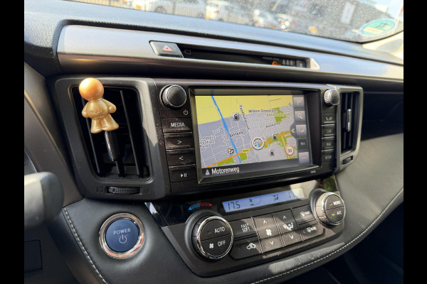 Toyota RAV4 2.5 HYBRID AWD DYNAMIC GARANTIE 4-2029! TREKHAAK . PARKEERSENSOREN VOOR & ACHTER . STOEL/STUUR VERWARMING .