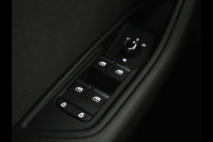 Audi A4 Limousine 35 TFSI Launch edition Business | Cruise controle | Navigatie | Carplay | Sfeerverlichting | Drive select | Virtueel dashboard | Parkeersensoren