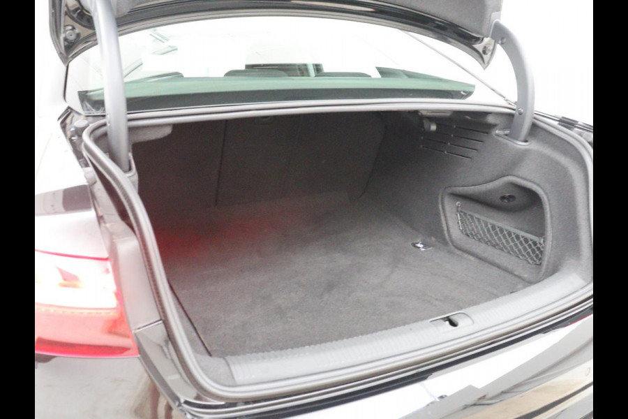Audi A4 Limousine 35 TFSI Launch edition Business | Cruise controle | Navigatie | Carplay | Sfeerverlichting | Drive select | Virtueel dashboard | Parkeersensoren