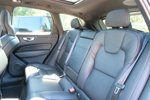 Volvo XC60 2.0 T6 Plug-in hybrid AWD R-Design 340 PK | Panoramadak | Standkachel | Harman Kardon audio | Stoelverwarming / koeling