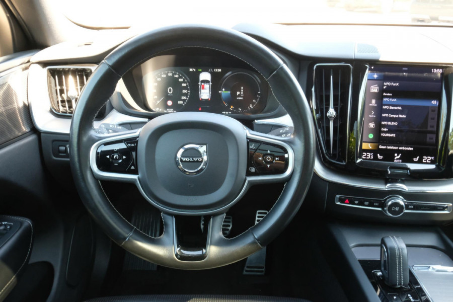 Volvo XC60 2.0 T6 Plug-in hybrid AWD R-Design 340 PK | Panoramadak | Standkachel | Harman Kardon audio | Stoelverwarming / koeling