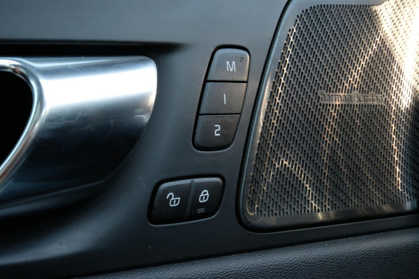 Volvo XC60 2.0 T6 Plug-in hybrid AWD R-Design 340 PK | Panoramadak | Standkachel | Harman Kardon audio | Stoelverwarming / koeling