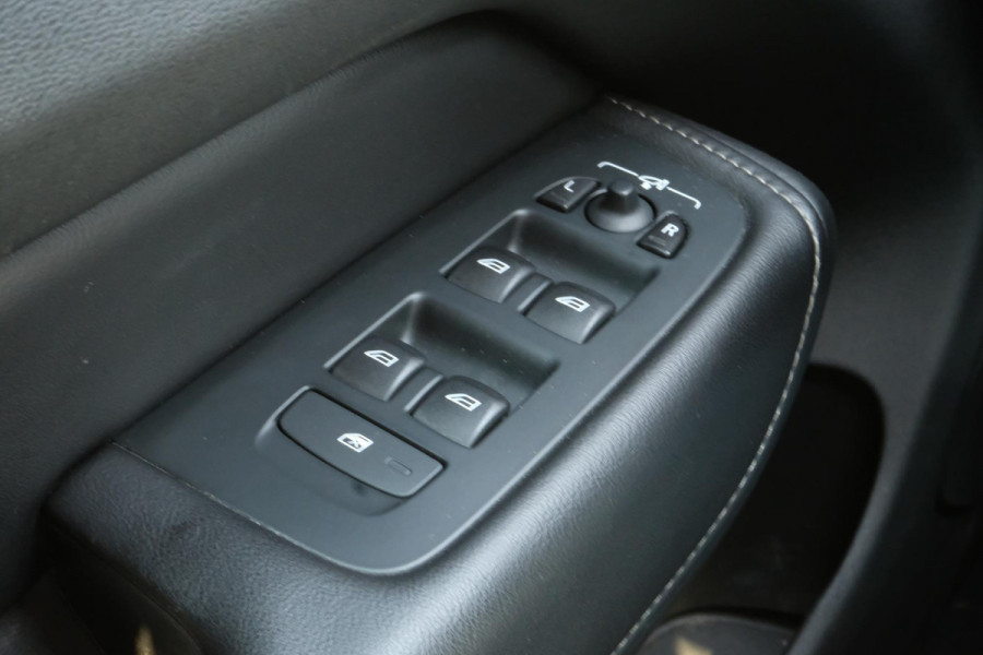 Volvo XC60 2.0 T6 Plug-in hybrid AWD R-Design 340 PK | Panoramadak | Standkachel | Harman Kardon audio | Stoelverwarming / koeling