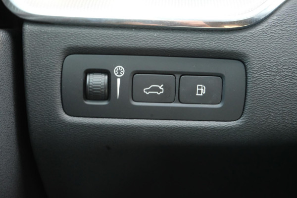 Volvo XC60 2.0 T6 Plug-in hybrid AWD R-Design 340 PK | Panoramadak | Standkachel | Harman Kardon audio | Stoelverwarming / koeling