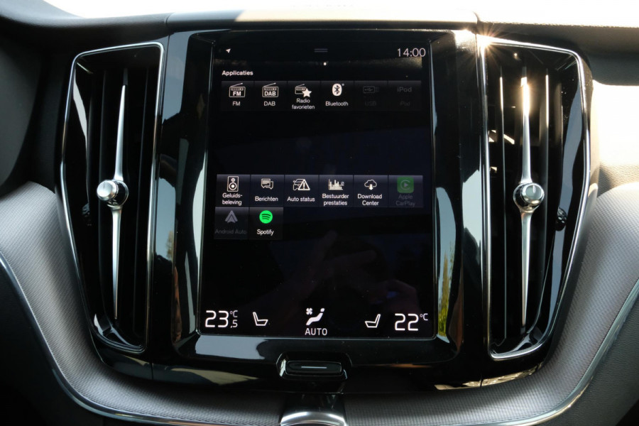 Volvo XC60 2.0 T6 Plug-in hybrid AWD R-Design 340 PK | Panoramadak | Standkachel | Harman Kardon audio | Stoelverwarming / koeling