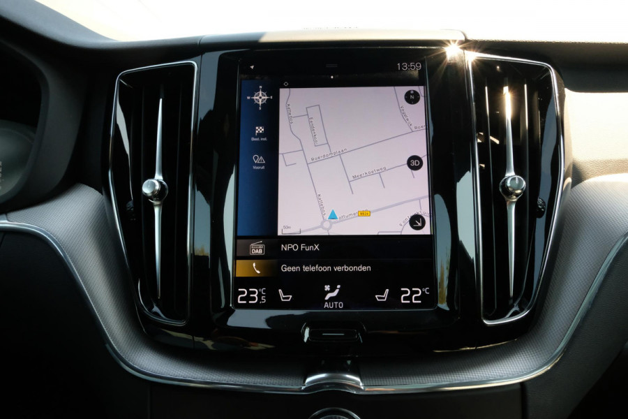 Volvo XC60 2.0 T6 Plug-in hybrid AWD R-Design 340 PK | Panoramadak | Standkachel | Harman Kardon audio | Stoelverwarming / koeling