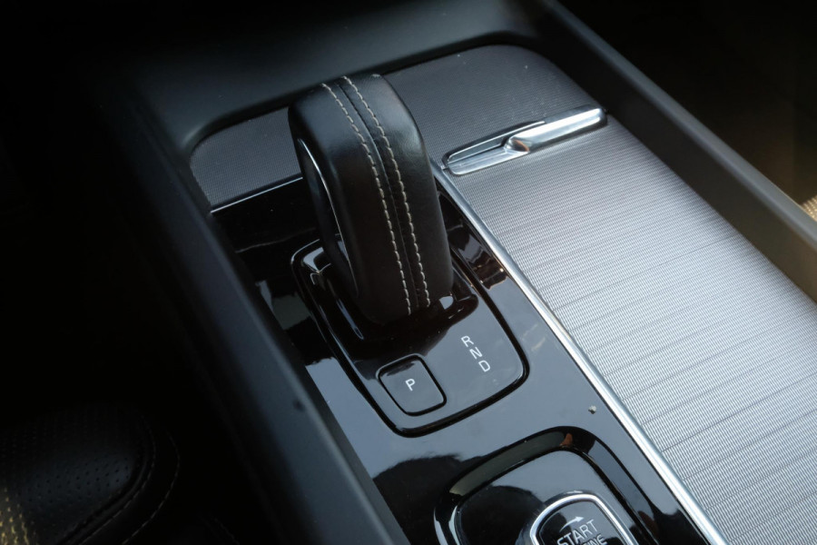 Volvo XC60 2.0 T6 Plug-in hybrid AWD R-Design 340 PK | Panoramadak | Standkachel | Harman Kardon audio | Stoelverwarming / koeling