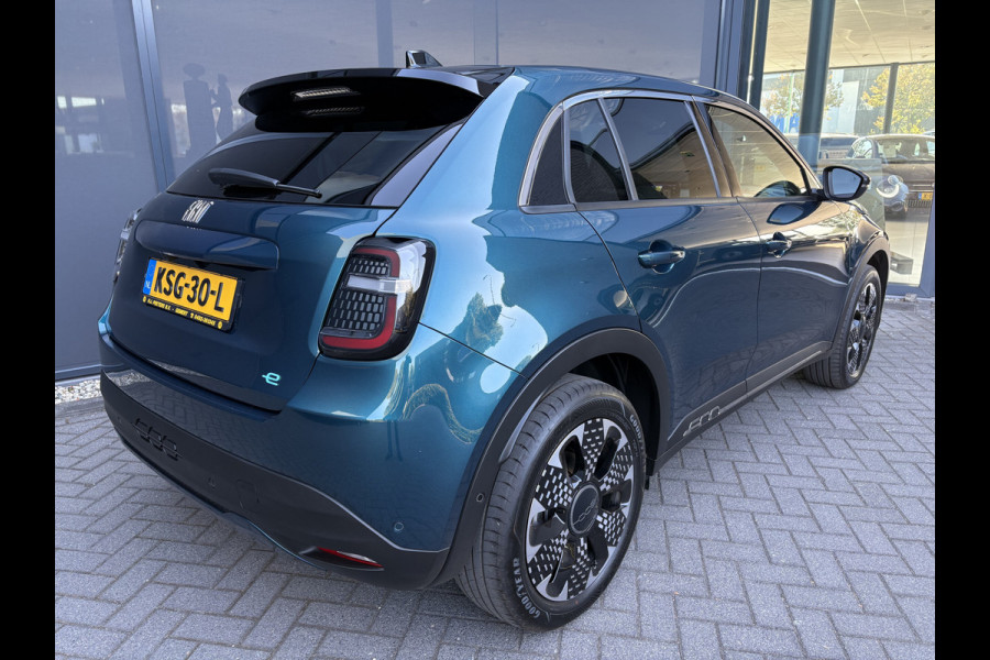 Fiat 600E La Prima 54 kWh Achteruitrijcamera - Airco - Apple carplay - Parkeersensoren - Navigatie - Draadloze telefoonoplader - Stoelverwarming - Voorstoelen met massagefunctie - Led verlichting - Bluetooth - Cruise control - Dodehoek detectie - Keyless start/ entry - Licht metalen velgen 18 inch - Stuur multifunctioneel