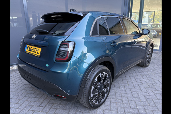 Fiat 600E La Prima 54 kWh Achteruitrijcamera - Airco - Apple carplay - Parkeersensoren - Navigatie - Draadloze telefoonoplader - Stoelverwarming - Voorstoelen met massagefunctie - Led verlichting - Bluetooth - Cruise control - Dodehoek detectie - Keyless start/ entry - Licht metalen velgen 18 inch - Stuur multifunctioneel