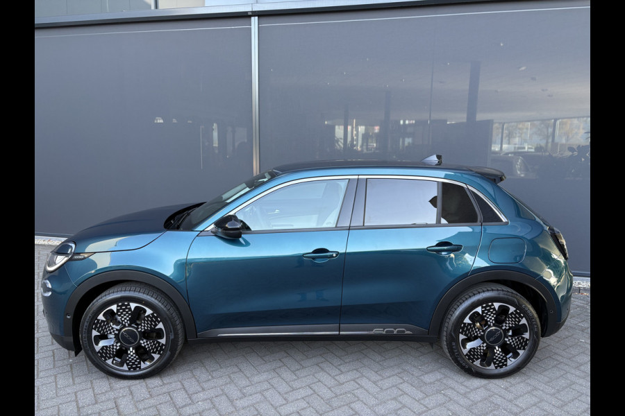 Fiat 600E La Prima 54 kWh Achteruitrijcamera - Airco - Apple carplay - Parkeersensoren - Navigatie - Draadloze telefoonoplader - Stoelverwarming - Voorstoelen met massagefunctie - Led verlichting - Bluetooth - Cruise control - Dodehoek detectie - Keyless start/ entry - Licht metalen velgen 18 inch - Stuur multifunctioneel