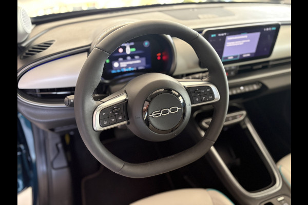 Fiat 600E La Prima 54 kWh Achteruitrijcamera - Airco - Apple carplay - Parkeersensoren - Navigatie - Draadloze telefoonoplader - Stoelverwarming - Voorstoelen met massagefunctie - Led verlichting - Bluetooth - Cruise control - Dodehoek detectie - Keyless start/ entry - Licht metalen velgen 18 inch - Stuur multifunctioneel