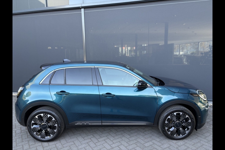 Fiat 600E La Prima 54 kWh Achteruitrijcamera - Airco - Apple carplay - Parkeersensoren - Navigatie - Draadloze telefoonoplader - Stoelverwarming - Voorstoelen met massagefunctie - Led verlichting - Bluetooth - Cruise control - Dodehoek detectie - Keyless start/ entry - Licht metalen velgen 18 inch - Stuur multifunctioneel