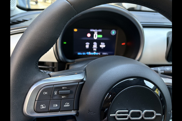 Fiat 600E La Prima 54 kWh Achteruitrijcamera - Airco - Apple carplay - Parkeersensoren - Navigatie - Draadloze telefoonoplader - Stoelverwarming - Voorstoelen met massagefunctie - Led verlichting - Bluetooth - Cruise control - Dodehoek detectie - Keyless start/ entry - Licht metalen velgen 18 inch - Stuur multifunctioneel