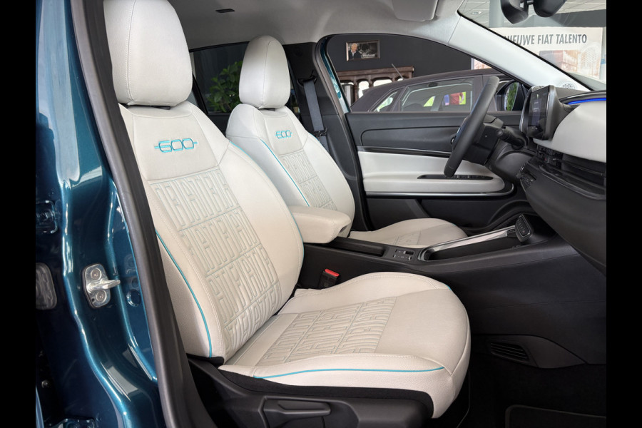 Fiat 600E La Prima 54 kWh Achteruitrijcamera - Airco - Apple carplay - Parkeersensoren - Navigatie - Draadloze telefoonoplader - Stoelverwarming - Voorstoelen met massagefunctie - Led verlichting - Bluetooth - Cruise control - Dodehoek detectie - Keyless start/ entry - Licht metalen velgen 18 inch - Stuur multifunctioneel