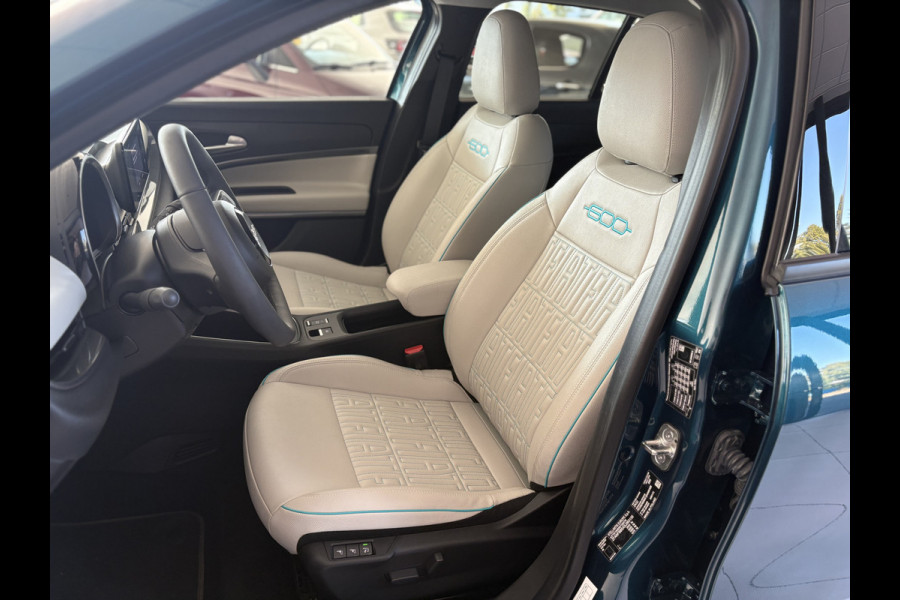 Fiat 600E La Prima 54 kWh Achteruitrijcamera - Airco - Apple carplay - Parkeersensoren - Navigatie - Draadloze telefoonoplader - Stoelverwarming - Voorstoelen met massagefunctie - Led verlichting - Bluetooth - Cruise control - Dodehoek detectie - Keyless start/ entry - Licht metalen velgen 18 inch - Stuur multifunctioneel