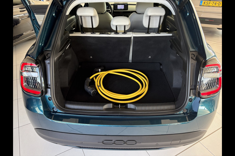 Fiat 600E La Prima 54 kWh Achteruitrijcamera - Airco - Apple carplay - Parkeersensoren - Navigatie - Draadloze telefoonoplader - Stoelverwarming - Voorstoelen met massagefunctie - Led verlichting - Bluetooth - Cruise control - Dodehoek detectie - Keyless start/ entry - Licht metalen velgen 18 inch - Stuur multifunctioneel