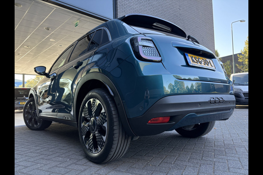 Fiat 600E La Prima 54 kWh Achteruitrijcamera - Airco - Apple carplay - Parkeersensoren - Navigatie - Draadloze telefoonoplader - Stoelverwarming - Voorstoelen met massagefunctie - Led verlichting - Bluetooth - Cruise control - Dodehoek detectie - Keyless start/ entry - Licht metalen velgen 18 inch - Stuur multifunctioneel