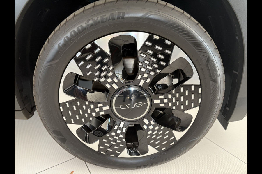 Fiat 600E La Prima 54 kWh Achteruitrijcamera - Airco - Apple carplay - Parkeersensoren - Navigatie - Draadloze telefoonoplader - Stoelverwarming - Voorstoelen met massagefunctie - Led verlichting - Bluetooth - Cruise control - Dodehoek detectie - Keyless start/ entry - Licht metalen velgen 18 inch - Stuur multifunctioneel