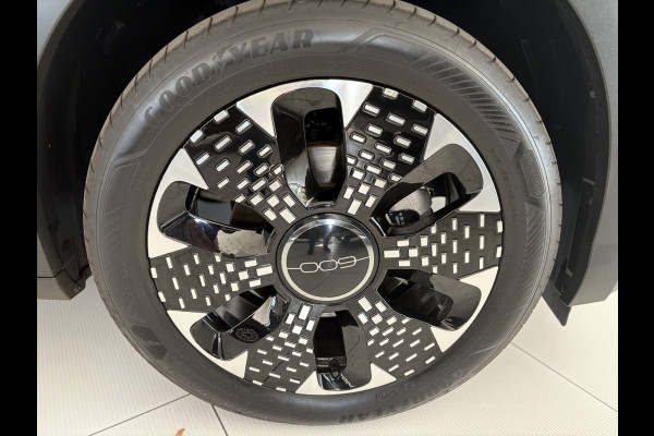 Fiat 600E La Prima 54 kWh Achteruitrijcamera - Airco - Apple carplay - Parkeersensoren - Navigatie - Draadloze telefoonoplader - Stoelverwarming - Voorstoelen met massagefunctie - Led verlichting - Bluetooth - Cruise control - Dodehoek detectie - Keyless start/ entry - Licht metalen velgen 18 inch - Stuur multifunctioneel