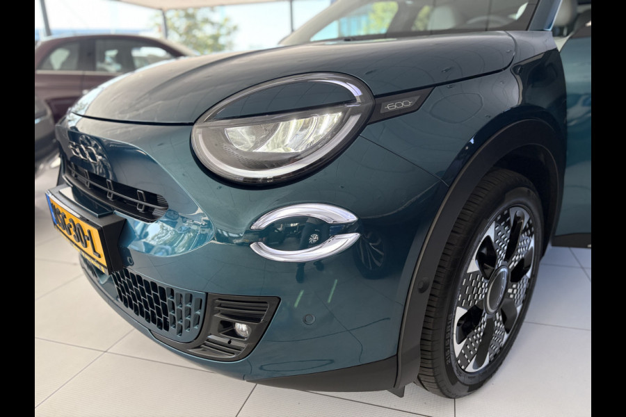 Fiat 600E La Prima 54 kWh Achteruitrijcamera - Airco - Apple carplay - Parkeersensoren - Navigatie - Draadloze telefoonoplader - Stoelverwarming - Voorstoelen met massagefunctie - Led verlichting - Bluetooth - Cruise control - Dodehoek detectie - Keyless start/ entry - Licht metalen velgen 18 inch - Stuur multifunctioneel