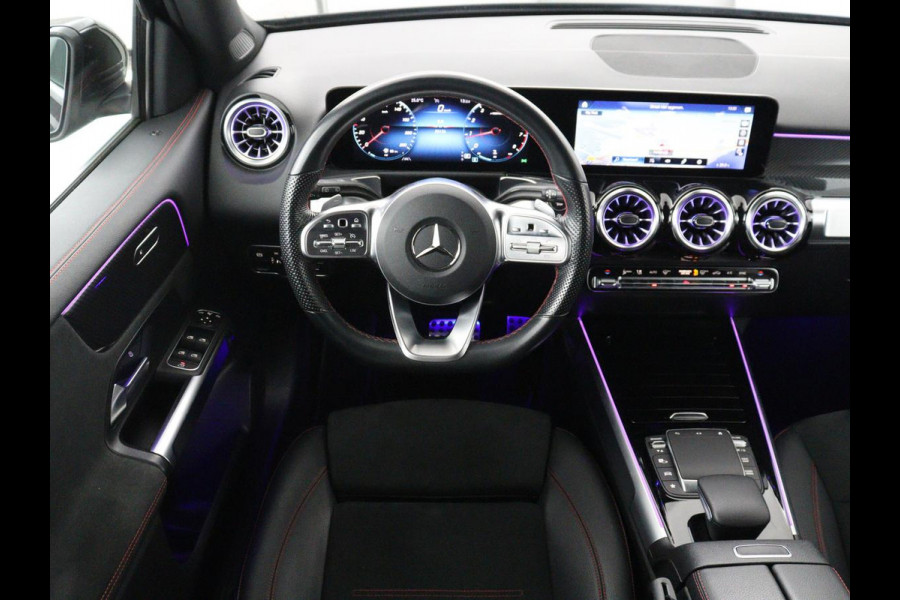 Mercedes-Benz GLB 200 AMG Line | Leder/alcantara | Stoelverwarming | Cruise control | Lane assist | Sfeerverlichting | Camera | Park assist | Trekhaak