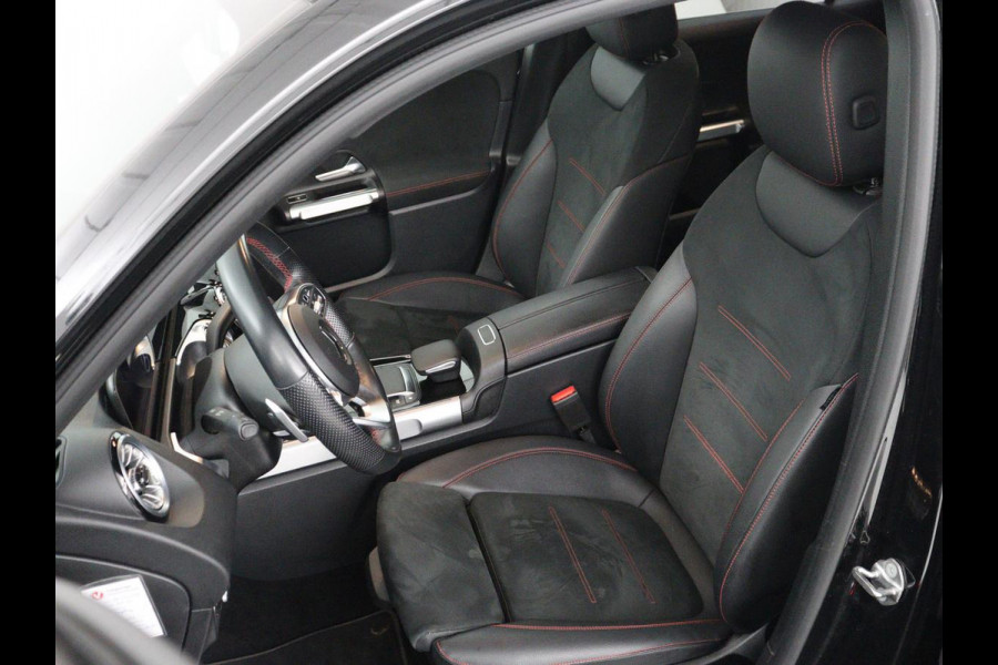 Mercedes-Benz GLB 200 AMG Line | Leder/alcantara | Stoelverwarming | Cruise control | Lane assist | Sfeerverlichting | Camera | Park assist | Trekhaak