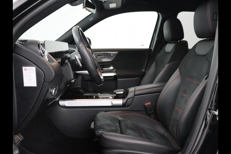 Mercedes-Benz GLB 200 AMG Line | Leder/alcantara | Stoelverwarming | Cruise control | Lane assist | Sfeerverlichting | Camera | Park assist | Trekhaak