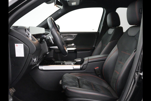Mercedes-Benz GLB 200 AMG Line | Leder/alcantara | Stoelverwarming | Cruise control | Lane assist | Sfeerverlichting | Camera | Park assist | Trekhaak