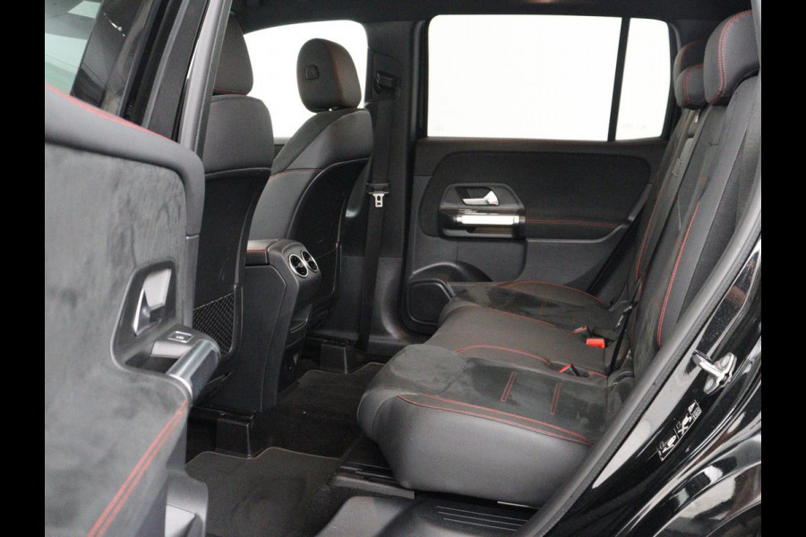 Mercedes-Benz GLB 200 AMG Line | Leder/alcantara | Stoelverwarming | Cruise control | Lane assist | Sfeerverlichting | Camera | Park assist | Trekhaak