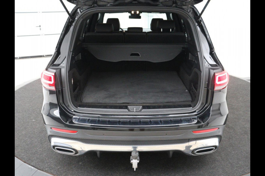Mercedes-Benz GLB 200 AMG Line | Leder/alcantara | Stoelverwarming | Cruise control | Lane assist | Sfeerverlichting | Camera | Park assist | Trekhaak