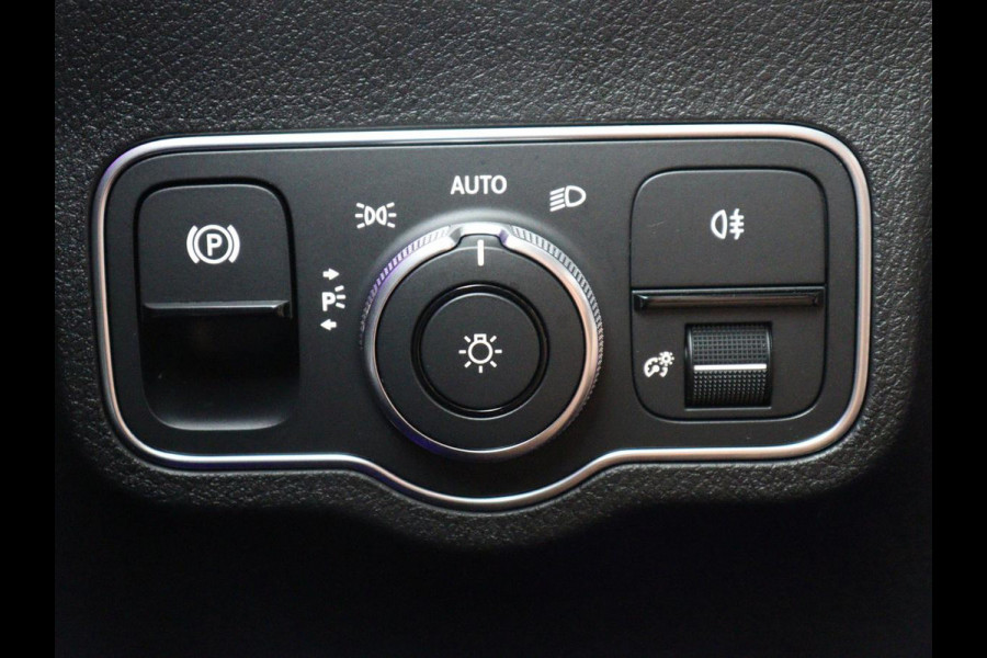 Mercedes-Benz GLB 200 AMG Line | Leder/alcantara | Stoelverwarming | Cruise control | Lane assist | Sfeerverlichting | Camera | Park assist | Trekhaak