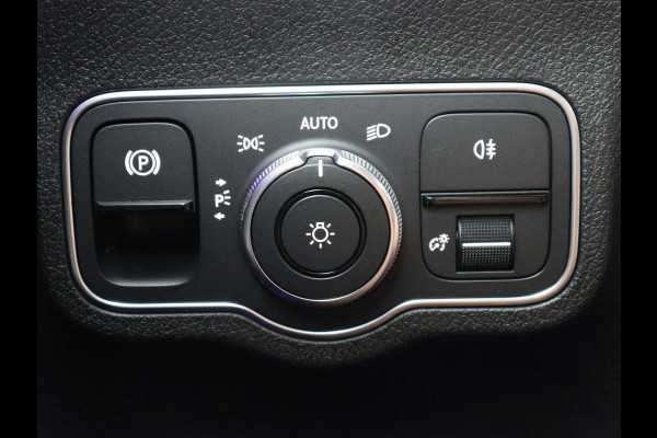 Mercedes-Benz GLB 200 AMG Line | Leder/alcantara | Stoelverwarming | Cruise control | Lane assist | Sfeerverlichting | Camera | Park assist | Trekhaak