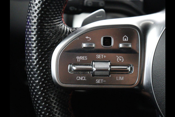 Mercedes-Benz GLB 200 AMG Line | Leder/alcantara | Stoelverwarming | Cruise control | Lane assist | Sfeerverlichting | Camera | Park assist | Trekhaak