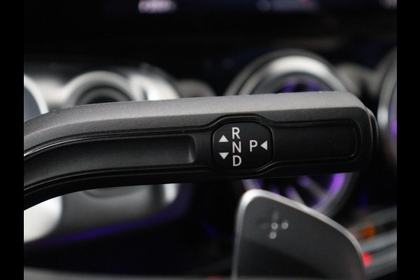 Mercedes-Benz GLB 200 AMG Line | Leder/alcantara | Stoelverwarming | Cruise control | Lane assist | Sfeerverlichting | Camera | Park assist | Trekhaak