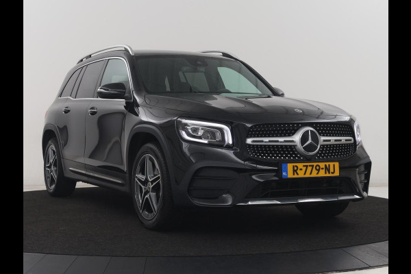Mercedes-Benz GLB 200 AMG Line | Leder/alcantara | Stoelverwarming | Cruise control | Lane assist | Sfeerverlichting | Camera | Park assist | Trekhaak
