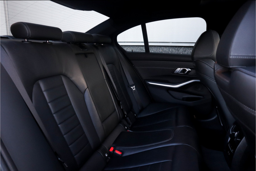 BMW 3 Serie 330e High Ex M-Sport Frozen / Glazen dak / Adaptief onderstel / Electrische stoelen /