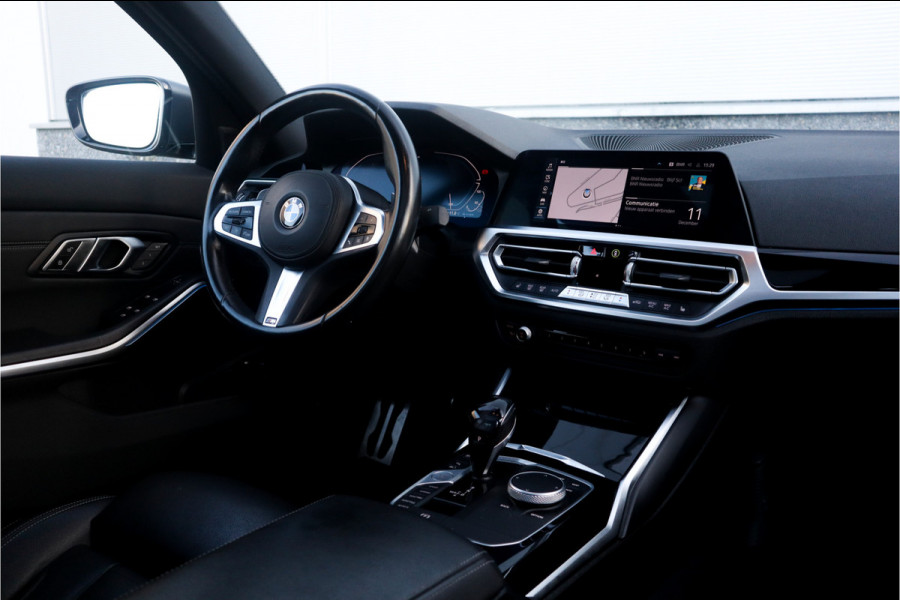 BMW 3 Serie 330e High Ex M-Sport Frozen / Glazen dak / Adaptief onderstel / Electrische stoelen /