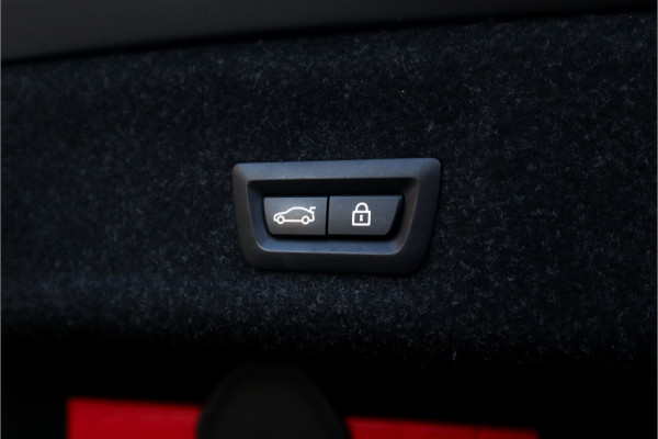 BMW 3 Serie 330e High Ex M-Sport Frozen / Glazen dak / Adaptief onderstel / Electrische stoelen /