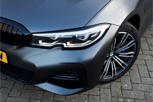 BMW 3 Serie 330e High Ex M-Sport Frozen / Glazen dak / Adaptief onderstel / Electrische stoelen /