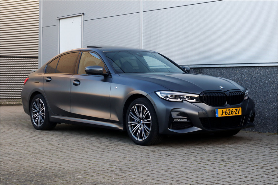 BMW 3 Serie 330e High Ex M-Sport Frozen / Glazen dak / Adaptief onderstel / Electrische stoelen /